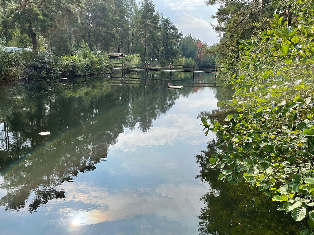 Blick auf Brücke vom Wasser aus