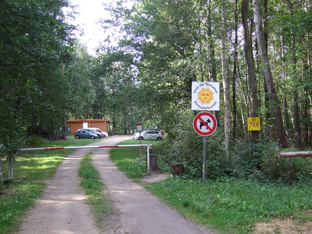 Einfahrt zum Platz