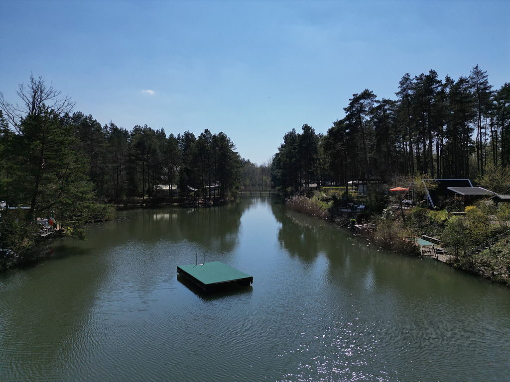 Glitzernder See mit Brücke